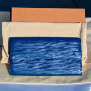 EUC Louis Vuitton Epi Long Wallet